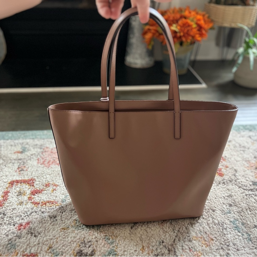 Kate Spade Kelsey Tan Beige Tote Bag with Charm-beautiful pre-owned condition! - Picture 2 of 5
